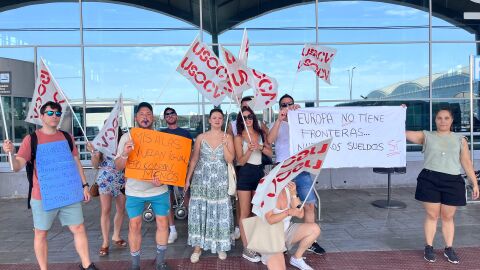 Tripulantes de cabina de pasajeros de la compa&ntilde;&iacute;a a&eacute;rea easyJet movilizados en el aeropuerto de El Altet de Elche.