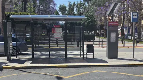 El nuevo panel informativo instalado en la parada de autobús de Crevillent. El nuevo panel informativo instalado en la parada de autobús de Crevillent.
