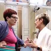 Candelaria Delgado, Consejera de Bienestar Social, Igualdad, Juventud, Infancia y Familias del Gobierno de Canarias charlando con la diputada socialista Elena Máñez en el Parlamento de Canarias. Candelaria Delgado, Consejera de Bienestar Social, Igualdad, Juventud, Infancia y Familias del Gobierno de Canarias charlando con la diputada socialista Elena Máñez en el Parlamento de Canarias.