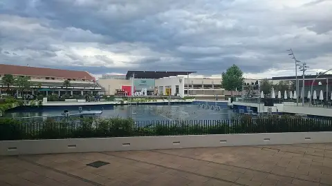 Un espectacular robo con alunizaje obliga a desalojar Parquesur (Leganés) Lago del centro comercial de Parquesur