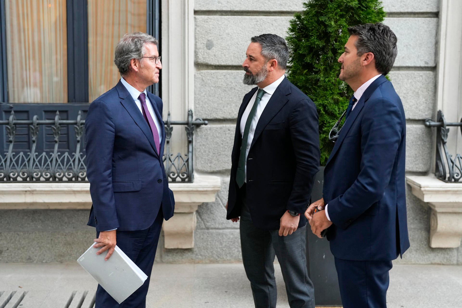 Feijóo y Abascal se reúnen en un "encuentro informal" en el Congreso para hablar del contexto político Feijóo y Abascal se reúnen en un "encuentro informal" en el Congreso para hablar del contexto político