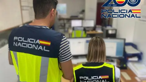 Dos detenidos acusados de estafar 5.000 euros para contratos falsos a inmigrantes Dos detenidos acusados de estafar 5.000 euros para contratos falsos a inmigrantes