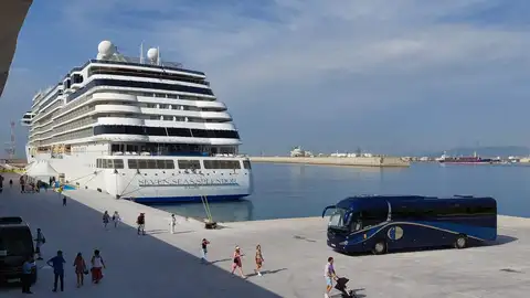 Vuelve a Castellón el exclusivo «Seven Seas Splendor» con 1.263 cruceristas a bordo Vuelve a Castellón el exclusivo «Seven Seas Splendor» con 1.263 cruceristas a bordo