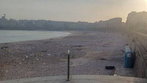 Basura en la playa del Orzán, tras la noche de San Xoán Basura en la playa del Orzán, tras la noche de San Xoán