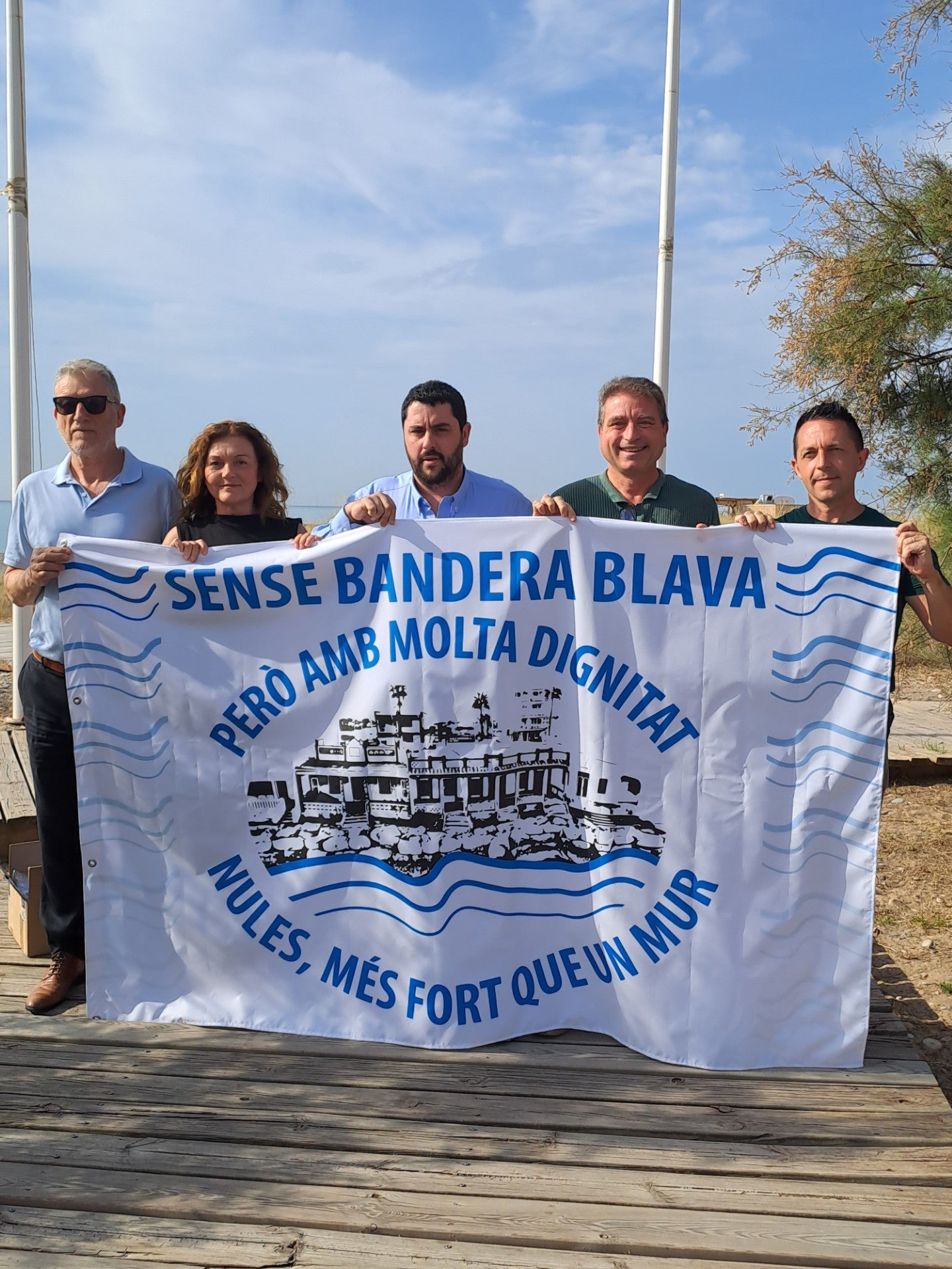 Nules iza su bandera más reivindicativa en sus playas al no conseguir el distintivo internacional de Bandera Azul Nules iza su bandera más reivindicativa en sus playas al no conseguir el distintivo internacional de Bandera Azul