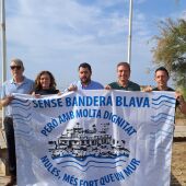 Nules iza su bandera más reivindicativa en sus playas al no conseguir el distintivo internacional de Bandera Azul