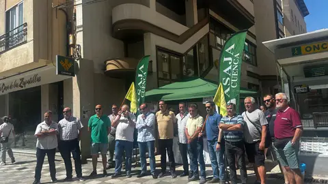 Representantes de ASAJA, UPA y SIAC este miércoles en la céntrica calle Carretería de Cuenca, en la recogida de firmas Representantes de ASAJA, UPA y SIAC este miércoles en la céntrica calle Carretería de Cuenca, en la recogida de firmas