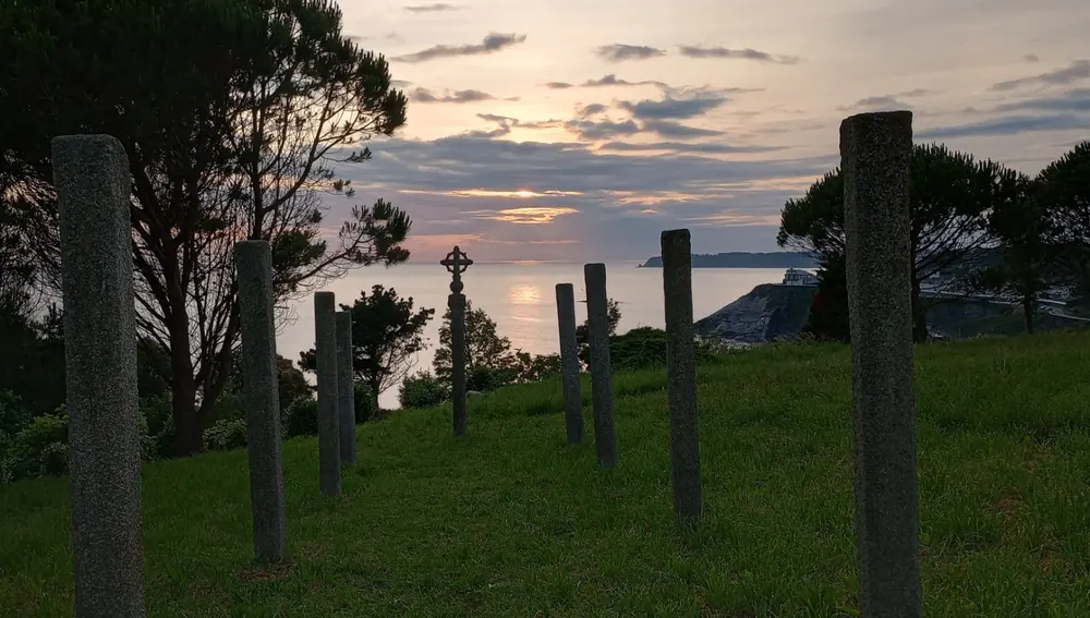 Amanecer en la noche de San Juan en Bosque Jardín de Luarca. Amanecer en la noche de San Juan en Bosque Jardín de Luarca.