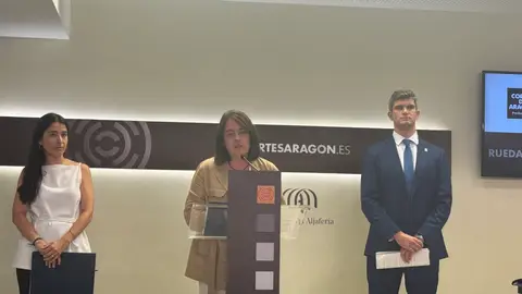 Gimeno en la rueda de prensa con sus asesores, Inés Gómez y Samuel Fau Gimeno en la rueda de prensa con sus asesores, Inés Gómez y Samuel Fau