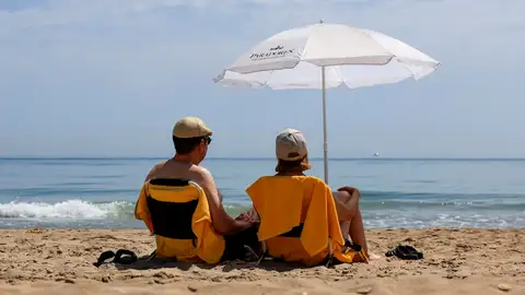 Dos personas disfrutan de un día de playa en El Saler, Valencia, este miércoles. Dos personas disfrutan de un día de playa en El Saler, Valencia, este miércoles.