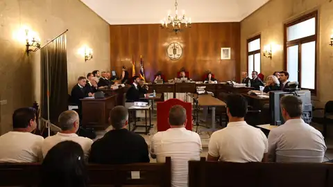 Los acusados en el juicio de la macroestafa inmobiliaria de Lujo Casa, este jueves en la Audiencia Provincial de Palma. Los acusados en el juicio de la macroestafa inmobiliaria de Lujo Casa, este jueves en la Audiencia Provincial de Palma.