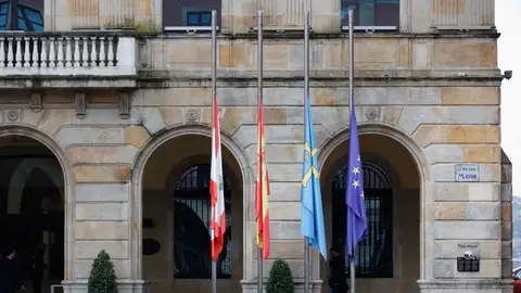 El ayuntamiento de Gijón declara tres días de luto oficial por el asesinato de Susana El ayuntamiento de Gijón declara tres días de luto oficial por el asesinato de Susana