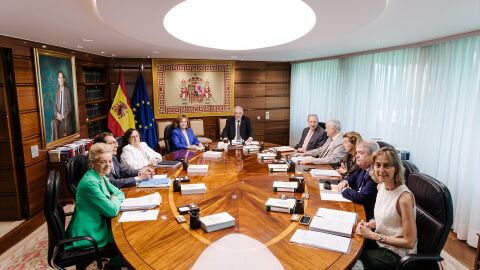 El presidente del Tribunal Constitucional, Cándido Conde-Pumpido y la vicepresidenta, Inmaculada Montalbán Huertas, presiden el Pleno del Tribunal Constitucional