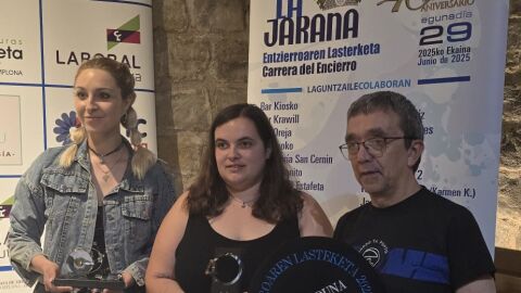 Estitxu Otxoa, presidenta de La Jarana; Leire Ros, ganadora del premio Bombo 2025; y Ricardo Cuadrado, portavoz de la Carrera del Encierro.