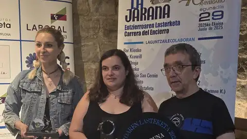 Estitxu Otxoa, presidenta de La Jarana; Leire Ros, ganadora del premio Bombo 2025; y Ricardo Cuadrado, portavoz de la Carrera del Encierro. Estitxu Otxoa, presidenta de La Jarana; Leire Ros, ganadora del premio Bombo 2025; y Ricardo Cuadrado, portavoz de la Carrera del Encierro.