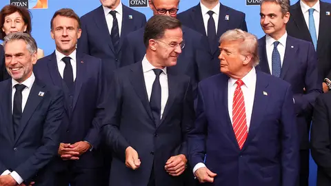 Trump y Rutte bromean en la cumbre de la OTAN. Trump y Rutte bromean en la cumbre de la OTAN.