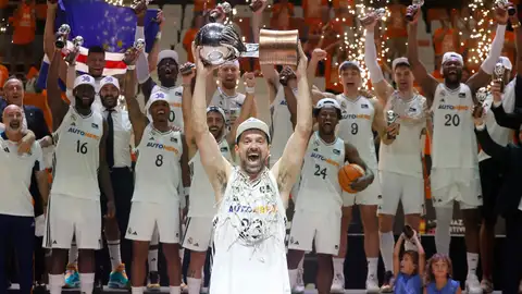 El Real Madrid conquista la Liga Endesa tras ganar a Valencia Basket en el tercer partido El Real Madrid conquista la Liga Endesa tras ganar a Valencia Basket en el tercer partido