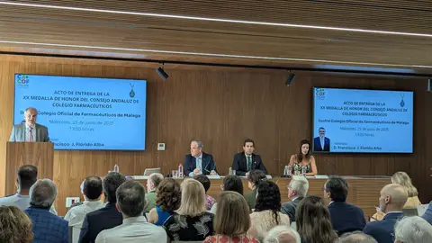 El consejo andaluz de colegio de farmacéuticos distingue al farmacéutico malagueño Francisco Florido Farmacia