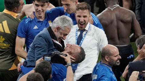 Jes&uacute;s Mart&iacute;nez y Santi Cazorla celebrando el ascenso del Oviedo