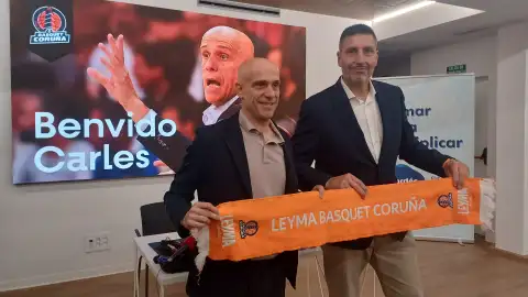 Carles Marco y Charlie Uzal,. en la presentación del nuevo entrenador del Leyma Basquet Coruña Firma por dos temporadas.