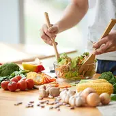 Convierte el verano en la estación de comer sano y de evitar los excesos. Tony Pérez le da sabor al verano Convierte el verano en la estación de comer sano y de evitar los excesos. Tony Pérez le da sabor al verano