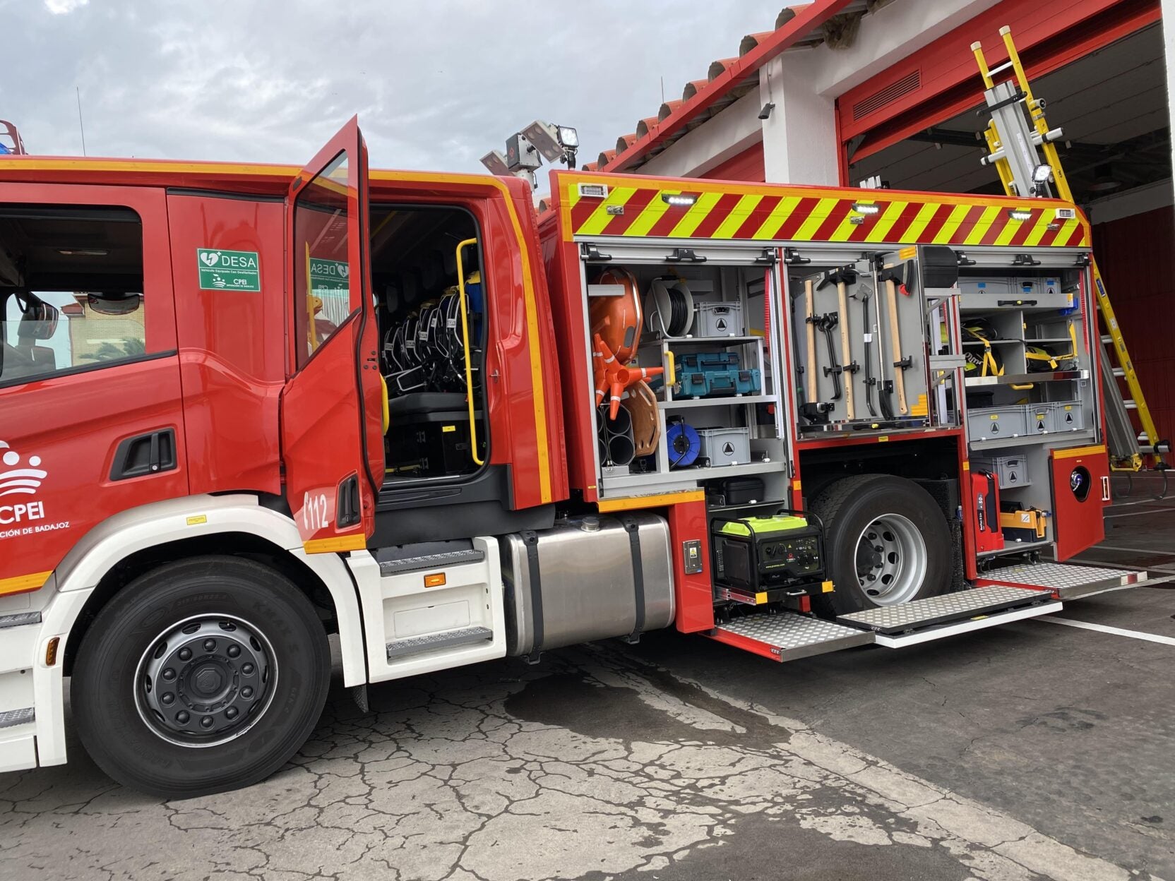 Un incendio de gran magnitud calcina una nave de pollos en Salvatierra de los Barros Un incendio de gran magnitud calcina una nave de pollos en Salvatierra de los Barros