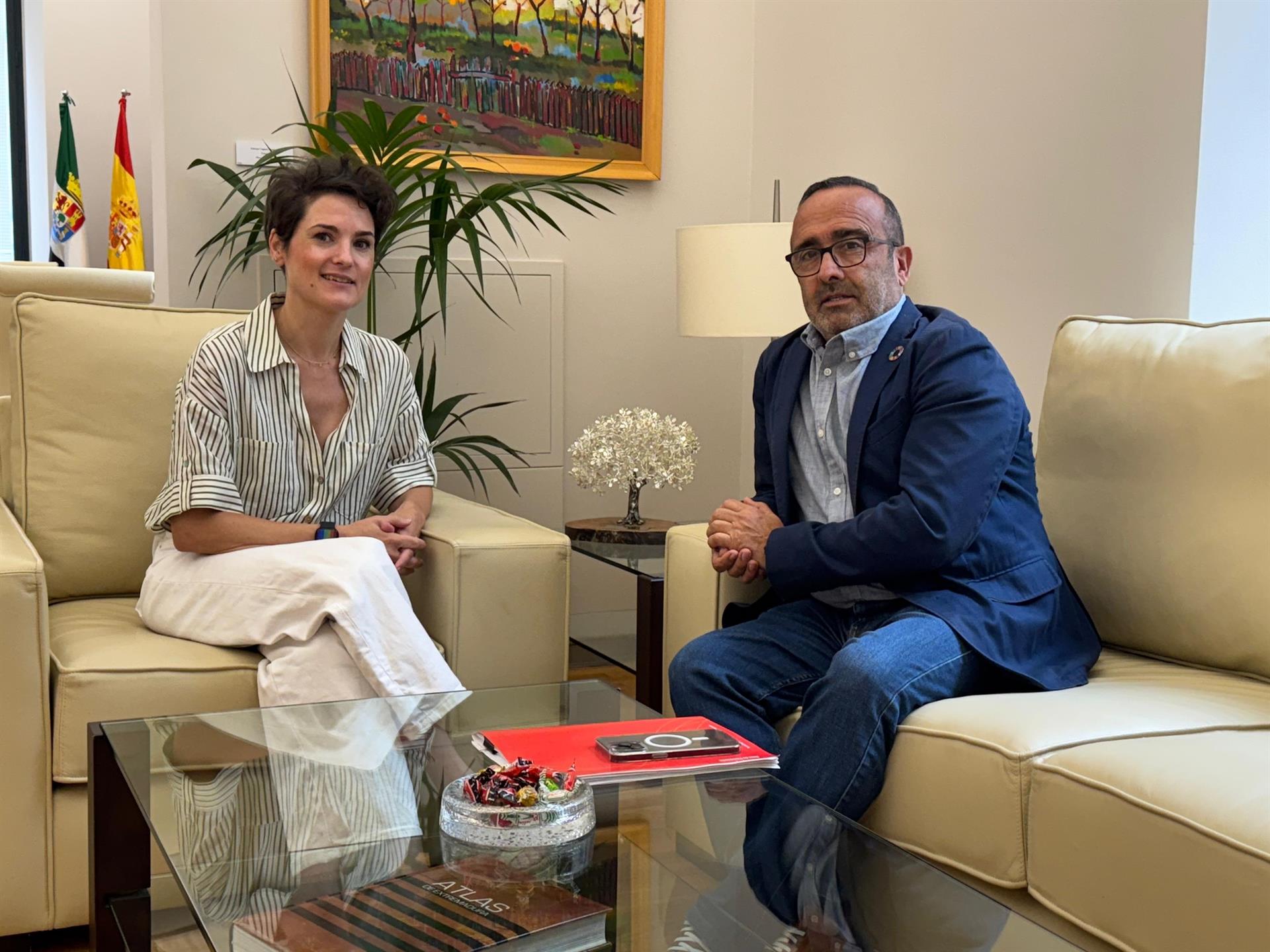 Los presidentes de las diputaciones de Badajoz y Cáceres afianzan su compromiso de seguir trabajando por el mundo rural Los presidentes de las diputaciones de Badajoz y Cáceres afianzan su compromiso de seguir trabajando por el mundo rural