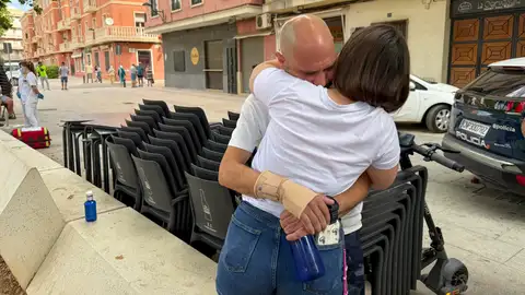 El hermano y la cuñada de la victima mortal se abrazan ante la vivienda donde un hombre de 34 años ha asesinado presuntamente a su mujer y a su hijo de 3 años en la localidad de Algemesí (Valencia). El hermano y la cuñada de la victima mortal se abrazan ante la vivienda donde un hombre de 34 años ha asesinado presuntamente a su mujer y a su hijo de 3 años en la localidad de Algemesí (Valencia).