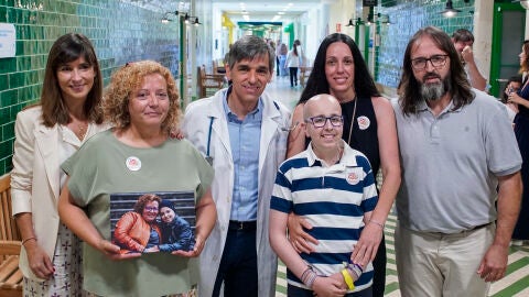 De izquierda a derecha: Lola Manterola, presidenta de CRIS Contra el C&aacute;ncer, Sonia Gonz&aacute;lez, mam&aacute; de Noel, doctor &Aacute;lvaro Lassaletta, Lola &Aacute;guila y Jos&eacute; Manuel Caballero, junto a su hijo Samuel.