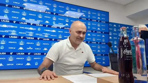 Óscar Gilsanz, antes de leer el comunicado de despedida En Abegondo.