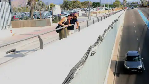 Benidorm retira el cableado de la avenida Beniardá Benidorm retira el cableado de la avenida Beniardá