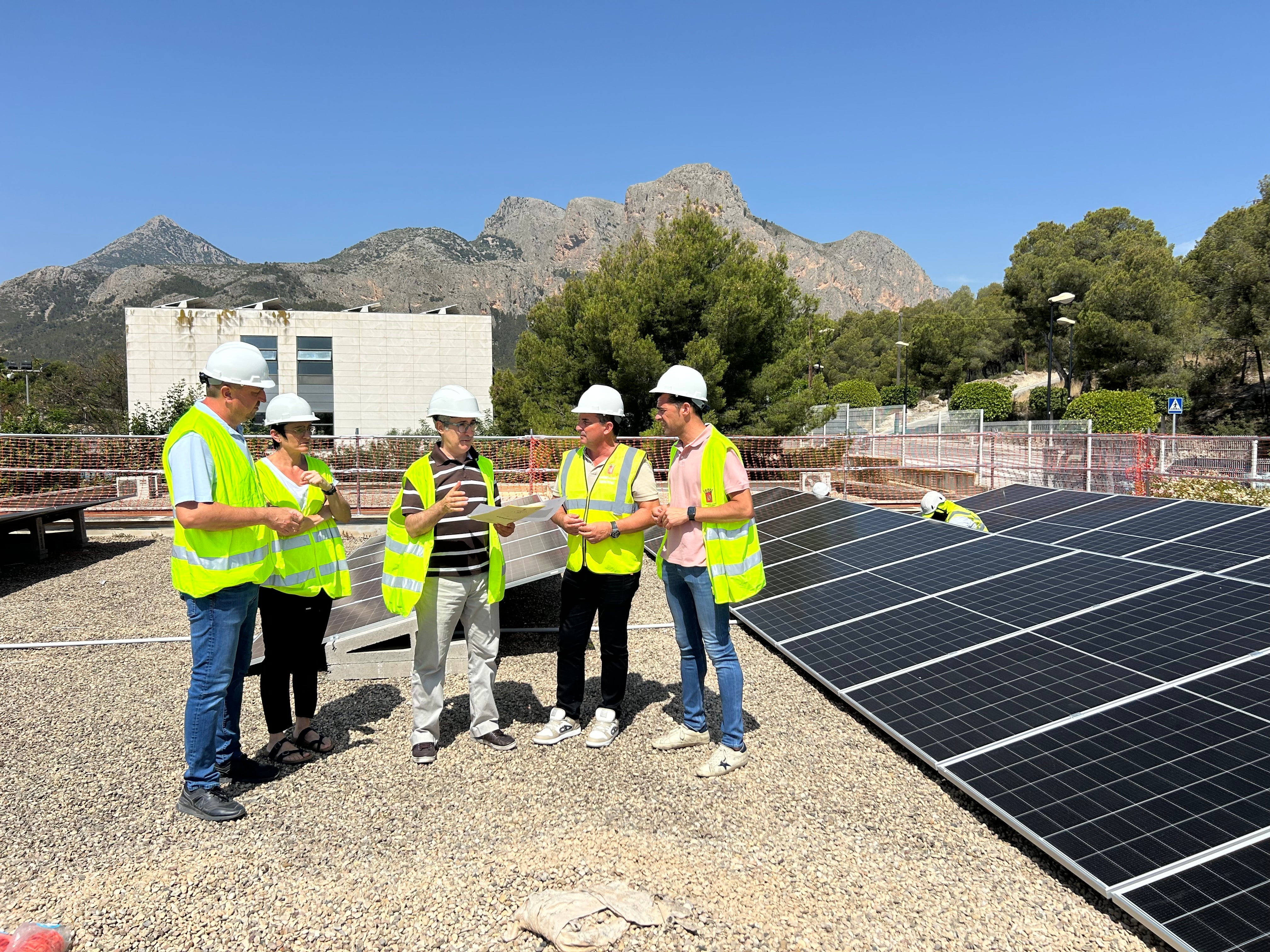 El Ayuntamiento de La Nucía invierte casi 40.000 euros en la instalación de placas solares en el colegio Sant Rafael El Ayuntamiento de La Nucía invierte casi 40.000 euros en la instalación de placas solares en el colegio Sant Rafael