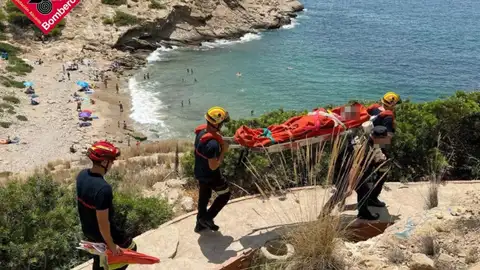 Los Bomberos de Benidorm rescatan a un bañista en la Cala de la Almadrava de Benidorm Los Bomberos de Benidorm rescatan a un bañista en la Cala de la Almadrava de Benidorm