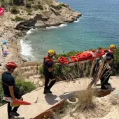 Los Bomberos de Benidorm rescatan a un bañista en la Cala de la Almadrava de Benidorm Los Bomberos de Benidorm rescatan a un bañista en la Cala de la Almadrava de Benidorm