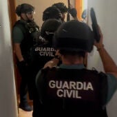La Guardia Civil entrando en el domicilio de los asaltantes en Tavernes de la Valldigna