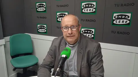 José Antonio Satué en los estudios de Onda Cero Teruel OBISPO JOSE ANTONIO SATUE