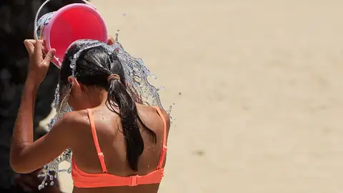 Una joven se refresca en la playa de Alicante durante este jueves cuando el calor de las últimas semanas ha disparado hasta alrededor de los 25 grados centígrados la temperatura del mar Mediterráneo en el sureste peninsular, entre 3 y 4 grados más que lo habitual a finales de junio. Una joven se refresca en la playa de Alicante durante este jueves cuando el calor de las últimas semanas ha disparado hasta alrededor de los 25 grados centígrados la temperatura del mar Mediterráneo en el sureste peninsular, entre 3 y 4 grados más que lo habitual a finales de junio.