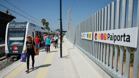 Varias personas a su llegada a la estación de Paiporta. Varias personas a su llegada a la estación de Paiporta.