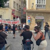 Instantes de la manifestación celebrada hoy en Cádiz