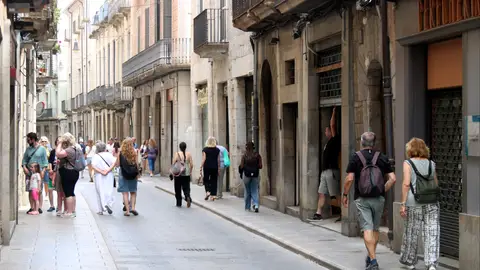 Ciutadans passejant per Girona Ciutadans passejant per Girona