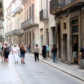 Ciutadans passejant per Girona Ciutadans passejant per Girona
