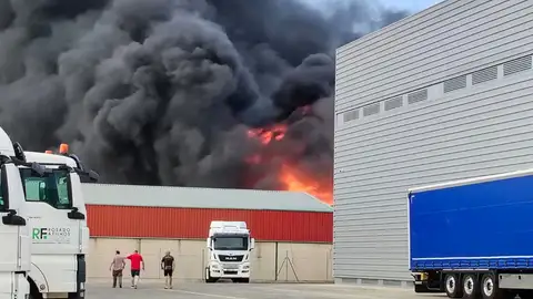 Un incendio en el Polígono Industrial El Prado de Mérida calcina dos naves y varios vehículos de reparto Un incendio en el Polígono Industrial El Prado de Mérida calcina dos naves y varios vehículos de reparto