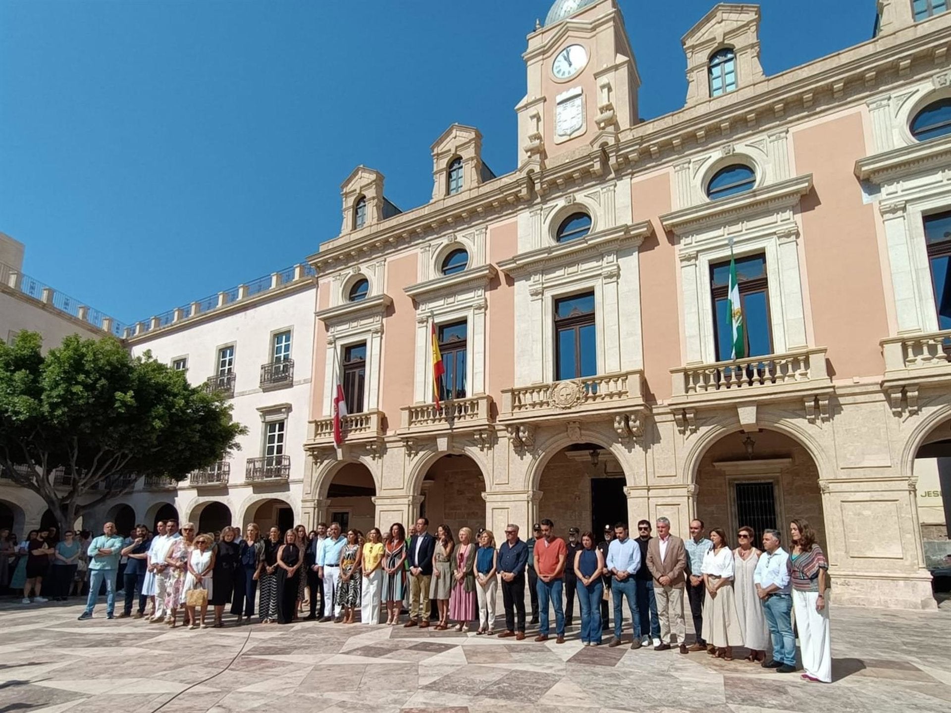Almería convoca un minuto de silencio en memoria de Josefina, la mujer asesinada, y decreta un día de luto Almería convoca un minuto de silencio en memoria de Josefina, la mujer asesinada, y decreta un día de luto