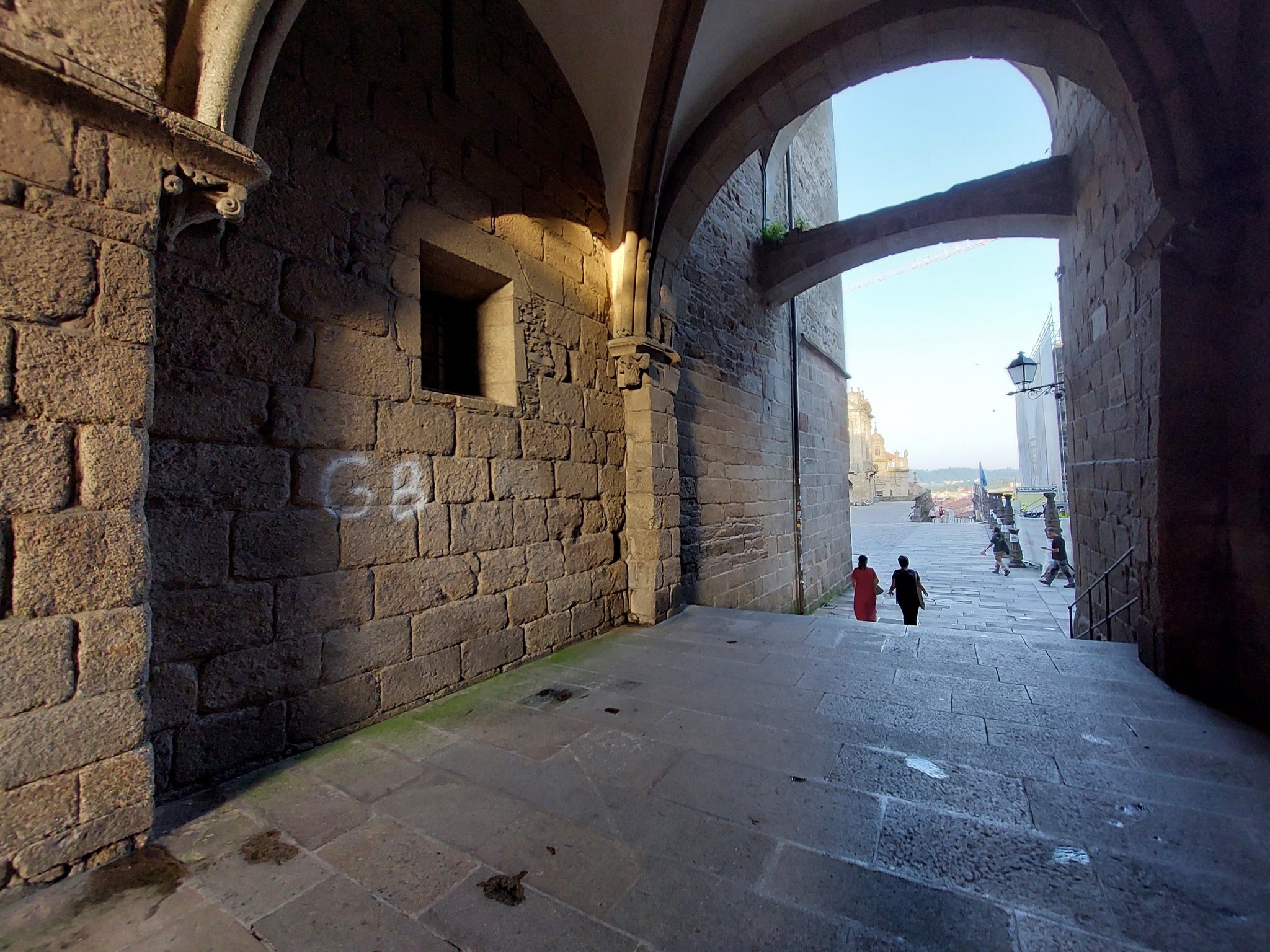Reclaman más vigilancia y la instalación de cámaras de vigilancia en el entorno de monumentos tras la aparición de una nueva pintada en la Catedral de Santiago Reclaman más vigilancia y la instalación de cámaras de vigilancia en el entorno de monumentos tras la aparición de una nueva pintada en la Catedral de Santiago