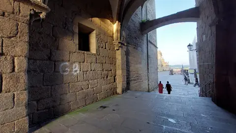 Reclaman más vigilancia y la instalación de cámaras de vigilancia en el entorno de monumentos tras la aparición de una nueva pintada en la Catedral de Santiago Reclaman más vigilancia y la instalación de cámaras de vigilancia en el entorno de monumentos tras la aparición de una nueva pintada en la Catedral de Santiago
