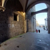 Reclaman más vigilancia y la instalación de cámaras de vigilancia en el entorno de monumentos tras la aparición de una nueva pintada en la Catedral de Santiago Reclaman más vigilancia y la instalación de cámaras de vigilancia en el entorno de monumentos tras la aparición de una nueva pintada en la Catedral de Santiago