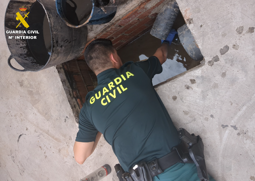 La Guardia Civil localiza un taller mecánico clandestino en Guadassuar que realizaba vertidos a una arqueta interior La Guardia Civil localiza un taller mecánico clandestino en Guadassuar que realizaba vertidos a una arqueta interior