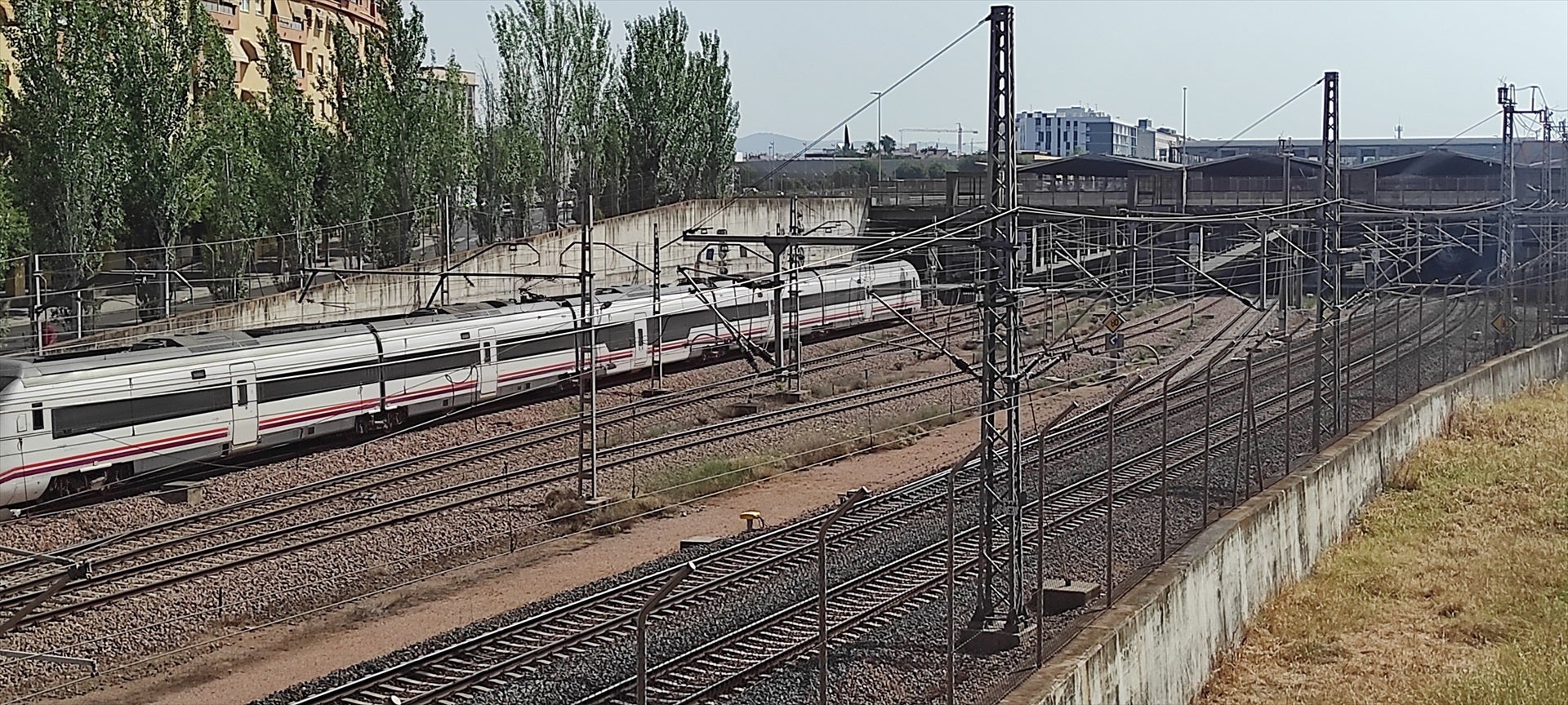 Una avería en la catenaria todavía sin solucionar ha provocado el retraso de casi 30 trenes durante horas Una avería en la catenaria todavía sin solucionar ha provocado el retraso de casi 30 trenes durante horas