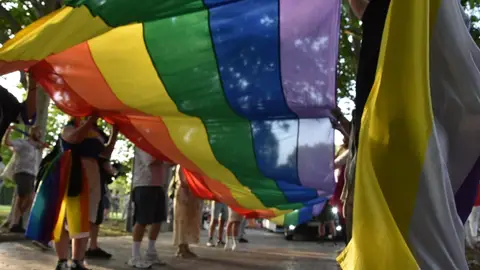 La marcha del Orgullo en Mérida grita "ni un paso atrás" en derechos LGTBI en el mundo frente a la "oleada de fascismo" La marcha del Orgullo en Mérida grita "ni un paso atrás" en derechos LGTBI en el mundo frente a la "oleada de fascismo"