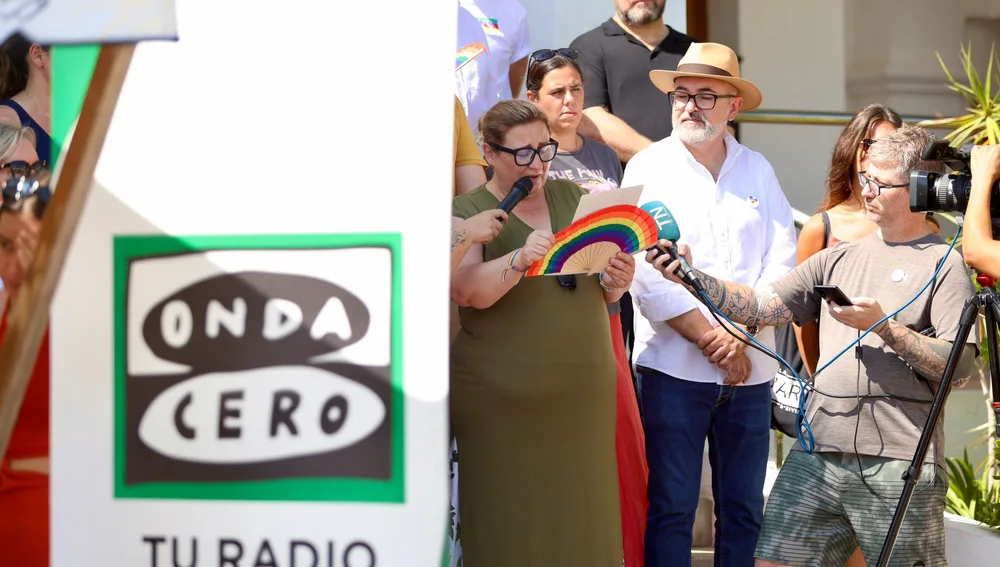 En la puerta del Ayuntamiento de Sant Josep se leyó un manifiesto en apoyo del colectivo LGTBIQ+ En la puerta del Ayuntamiento de Sant Josep se leyó un manifiesto en apoyo del colectivo LGTBIQ+